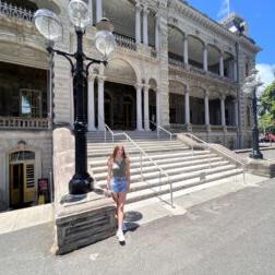W&即将升入二年级的艾拉·菲利普斯站在夏威夷瓦胡岛檀香山的罗拉尼宫前.