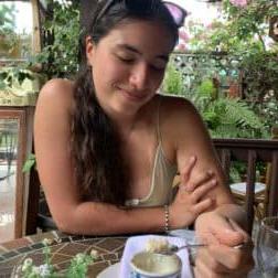 W&即将升入高年级的伊莎贝拉·曼扎里对着一杯古巴菜微笑.