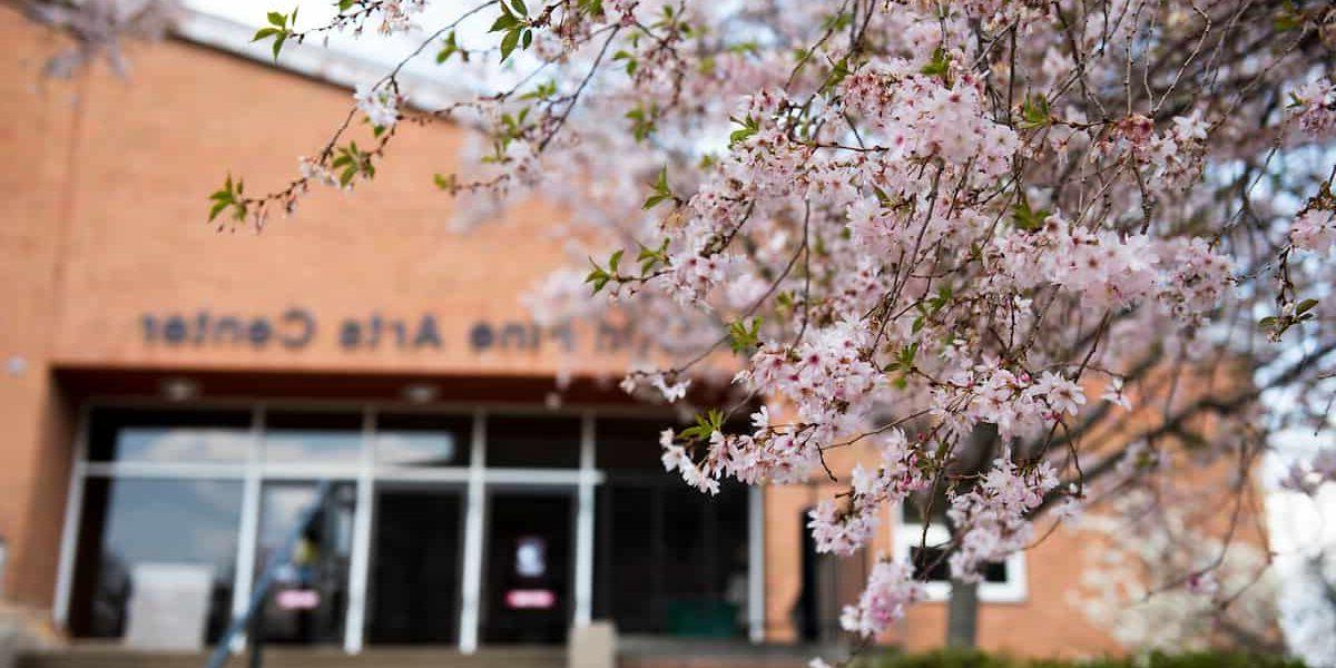 在华盛顿校园的奥林美术中心外，春暖花开 & 杰斐逊学院，2021年4月7日.